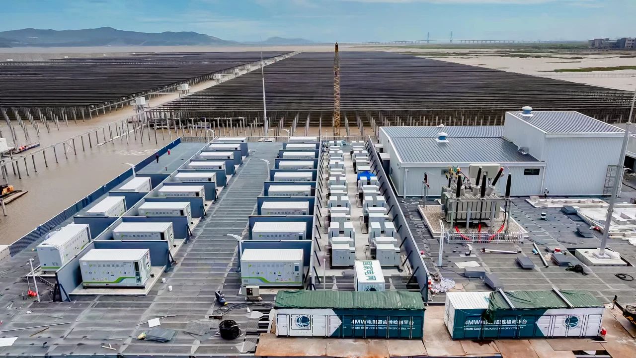 行家极光奖荣誉加冕！创维OasisEnceladus261KWh液冷储能柜荣获2025年度储能系统集成设备优秀产品奖(图1)